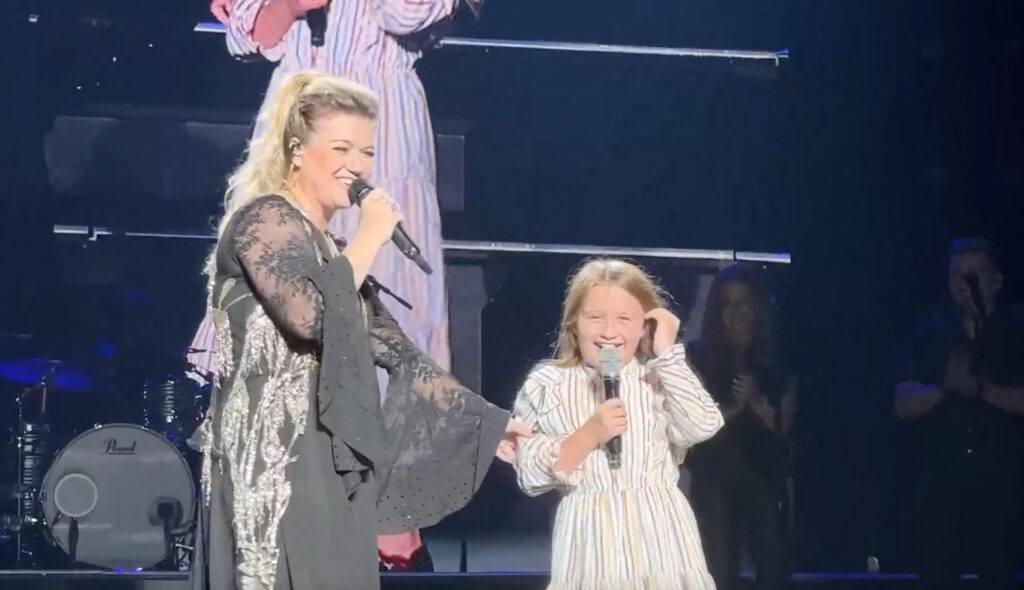 This is the adorable moment singer Kelly Clarkson performed a duet with daughter River Rose in Las Vegas.