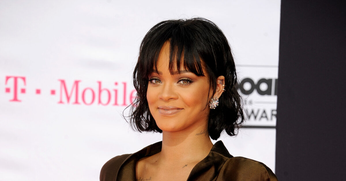 Viral Awkward Moment as Fan Tells Rihanna To Sit at Mariah Carey’s Holiday Concert