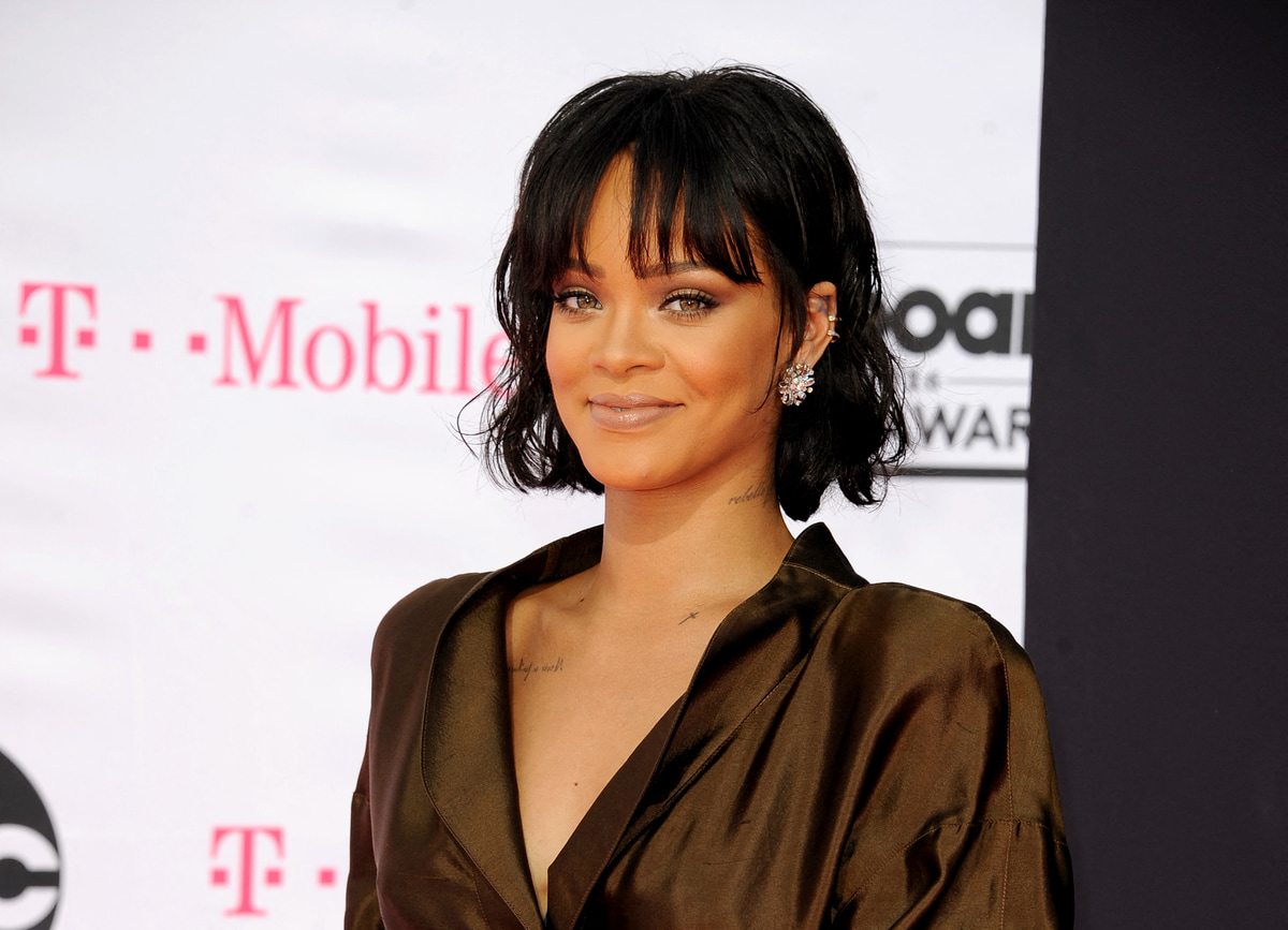 Viral Awkward Moment as Fan Tells Rihanna To Sit Mariah Carey’s Concert