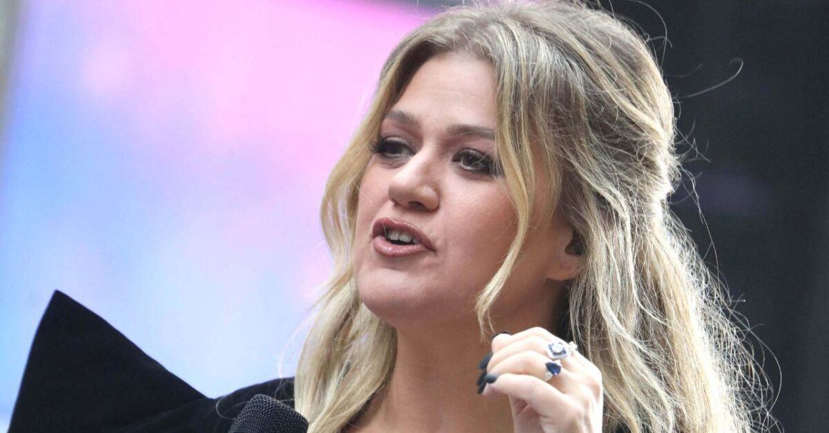 Kelly Clarkson Jokes About Suspected Cyclosporiasis After Las Vegas Show