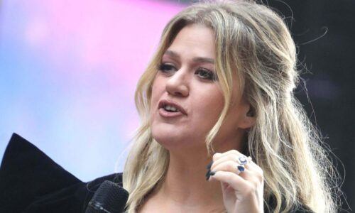 Kelly Clarkson Jokes About Suspected Cyclosporiasis After Las Vegas Show